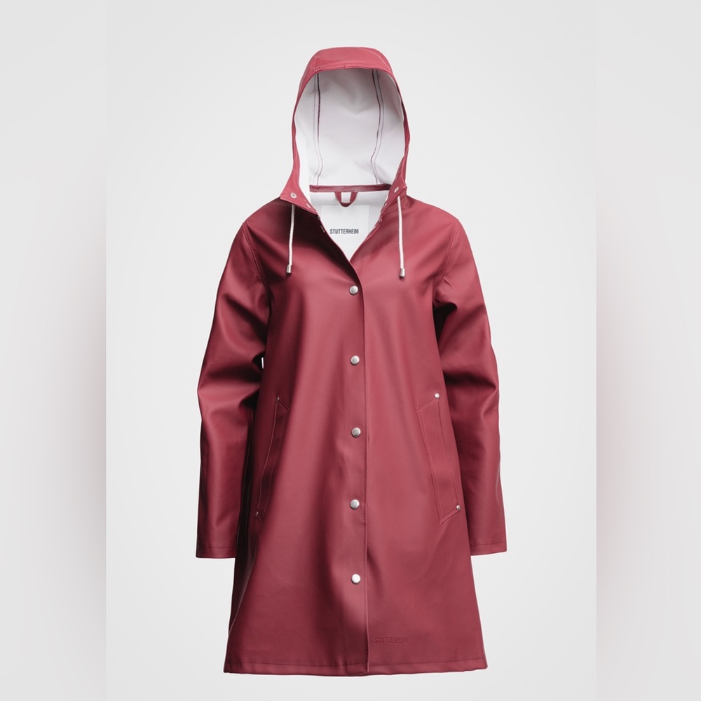 Women’s Stutterheim Mosebacke rain jacket in Burgandy.